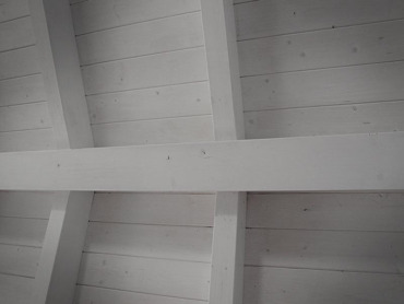 Mansarda, soffitto in legno laccato.