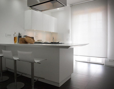 Cucina laccata con Top Corian.