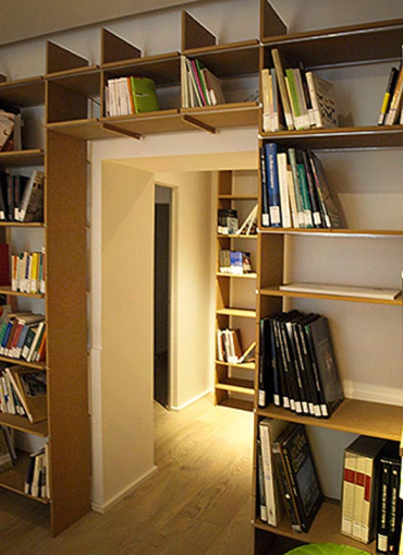 Libreria con passaggio porta.