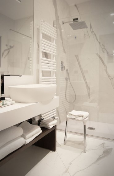 Bagno con rivestimento in marmo bianco Carrara.