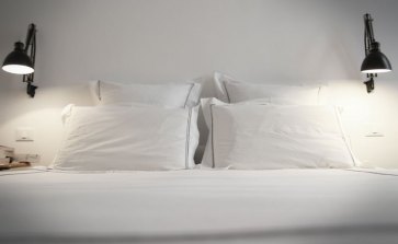 Letto matrimoniale.